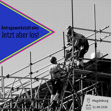 zwei Personen auf einem Gerüst
